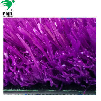 Grama artificial colorida em vermelho amarelo roxo azul e rosa com 16800 densidade