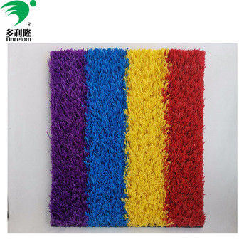 Grama artificial colorida em vermelho amarelo roxo azul e rosa com 16800 densidade