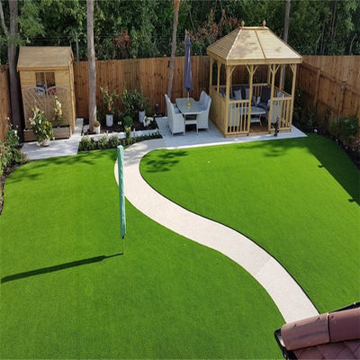 Verde Vermelho Negro Azul Branco 40 mm Rolo de tapetes de grama sintética para decoração de jardim