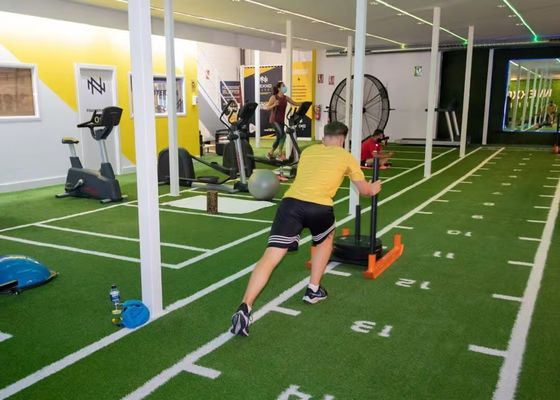 Revestimento SPU durável Treinamento de fitness Ginásio Tapete de grama artificial para piso de ginásio pista de trenó