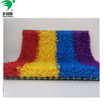Grama artificial colorida em vermelho amarelo roxo azul e rosa com 16800 densidade