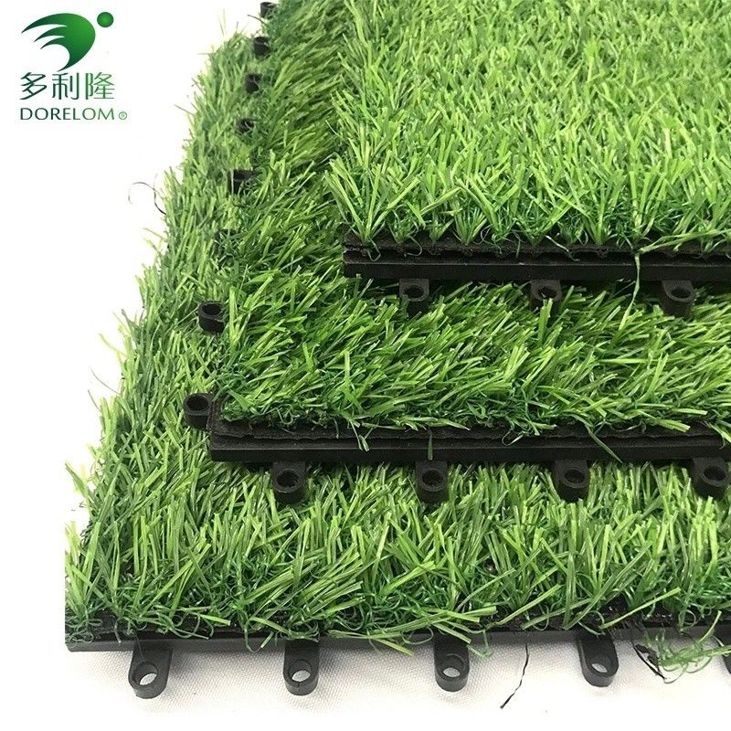 25-60 mm Alturas de pilha Grama artificial azulejos de interligação com suporte duplo PP NET PU